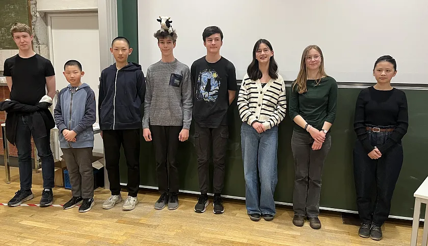 Haben sich bei der Mathe-Olympiade in Bremen für die Teilnahme an der Bundesrunde im Mai 2025 in Göttingen qualifiziert:   (von links nach rechts) Haakon Pätzke, Huaiyi Guo, Zongyi Guo, Erik Ruckes, Julius Maseberg, Hanna Li Stöber, Rieke Steenken, Amy Young. Nicht im Bild: Charlotte von Engelshofen, Jizhe Ma und Zhuoyu Du.