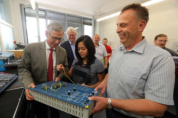 Bei seinem Besuch traf Bürgermeister Dr. Carsten Sieling unter anderem die angehende Kfz-Mechatronikerin in der System- und Hochvolttechnik Gladys Büssing sowie ihren Ausbilder Jens Unger (v.l.).
