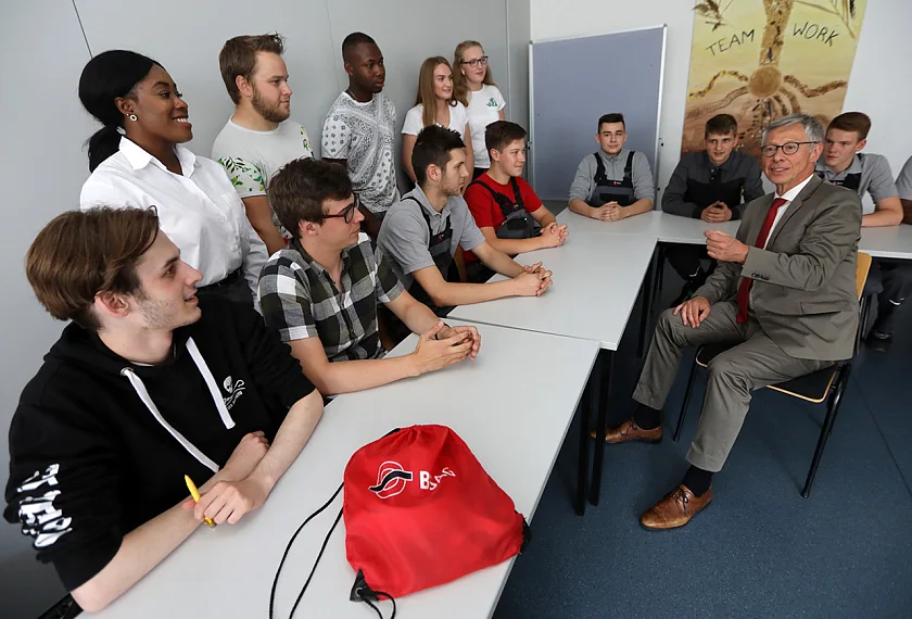 Gespräch in geschlossener Runde: Bürgermeister Carsten Sieling nahm sich die Zeit, um in den Austausch mit den Auszubildenden zu kommen.