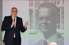 Bürgermeister Bovenschulte würdigt das besondere Engagement von Alexander Künzel. Foto: Bremer Heimstiftung/Martin Rospek