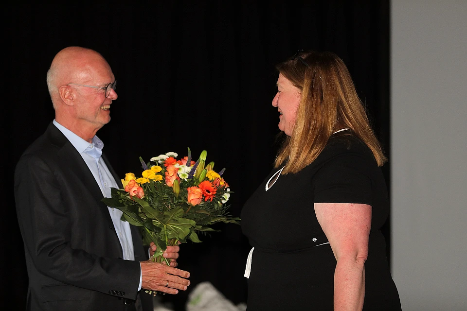 Senatorin Anja Stahmann bedankt sich bei Alexander Künzel für seine großartige Arbeit bei der Bremer Heimstiftung. Foto: Bremer Heimstiftung/Martin Rospek