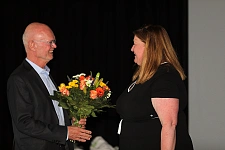 Senatorin Anja Stahmann bedankt sich bei Alexander Künzel für seine großartige Arbeit bei der Bremer Heimstiftung. Foto: Bremer Heimstiftung/Martin Rospek