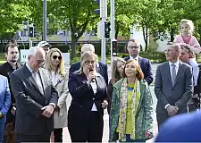 Ebenfalls bei der Einweihung des neuen Straßenschildes vor Ort: Magdalena Adamowicz, Witwe von Pawel Adamowicz. Foto: Senatspressestelle