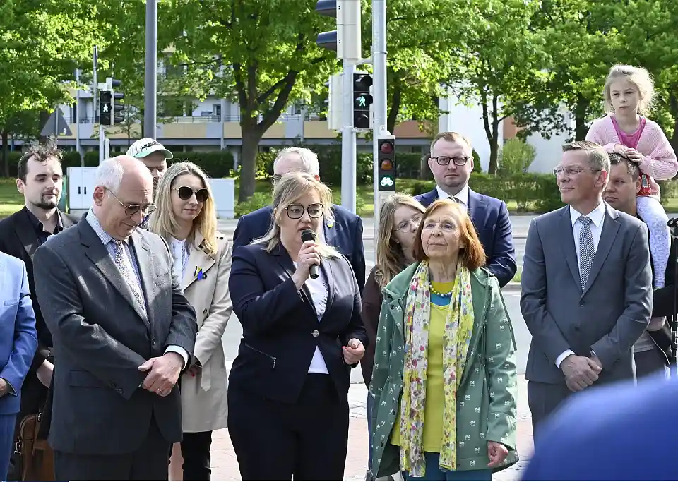 Ebenfalls bei der Einweihung des neuen Straßenschildes vor Ort: Magdalena Adamowicz, Witwe von Pawel Adamowicz. Foto: Senatspressestelle