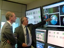 Graham Stickler (r.), Vice President von exactEarth, erläutert Senator Günthner die exactEarth-Produkte