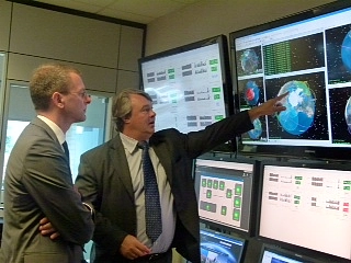 Graham Stickler (r.), Vice President von exactEarth, erläutert Senator Günthner die exactEarth-Produkte