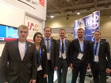 Senator Günthner mit Bremer Young Professionals am Bremen-Stand, v.l.n.r.: Volker Maiwald (DLR), Lucie Poulet (DLR), DLR Standortleiter Prof. Jörn Rittweger, Senator Günthner, Egbert Jan van der Veen (OHB), Sebastian Bartsch (DFKI)