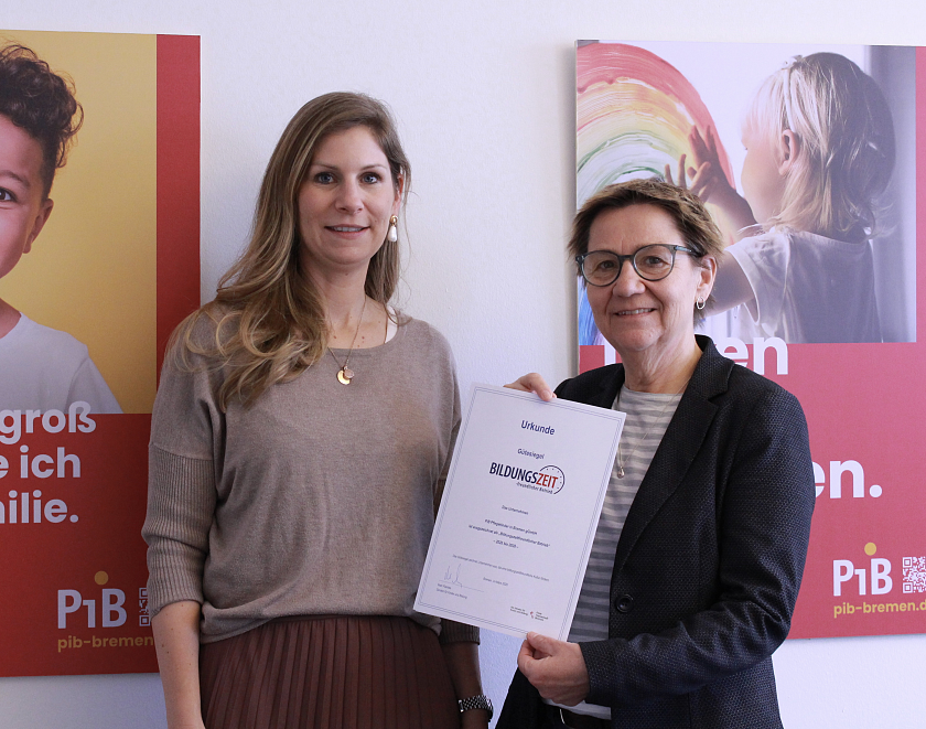Staatsrätin Jennifer Müller-Wilckens (l.) überreichte das Gütesiegel Bildunsgzeitfreundlicher Betrieb an Judith Pöckler-von-Lingen (r.), Geschäftsführerin von PiB – Pflegekinder in Bre-men. Foto: Senator für Kinder und Bildung