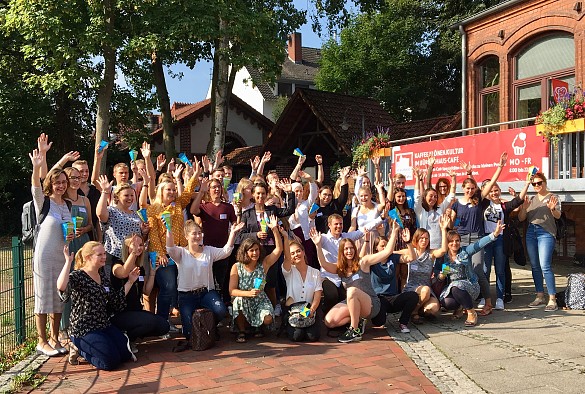 50 von über 200 Bewerberinnen und Bewerbern haben es geschafft: als erste in Bremen beginnen sie eine praxisintegrierte Ausbildung zur Erzieherin oder zum Erzieher