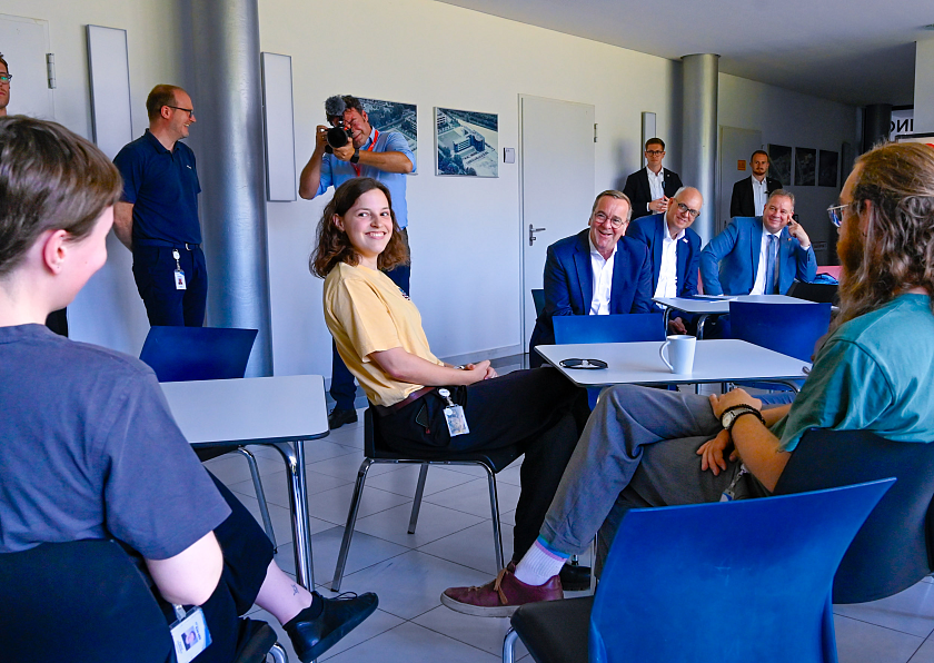 Bürgermeister Andreas Bovenschulte, Bundesminister für Verteidigung Boris Pistorius und der Bundestagsabgeordnete Andreas Mattfeldt im Gespräch mit dualen Studierenden bei OHB. 