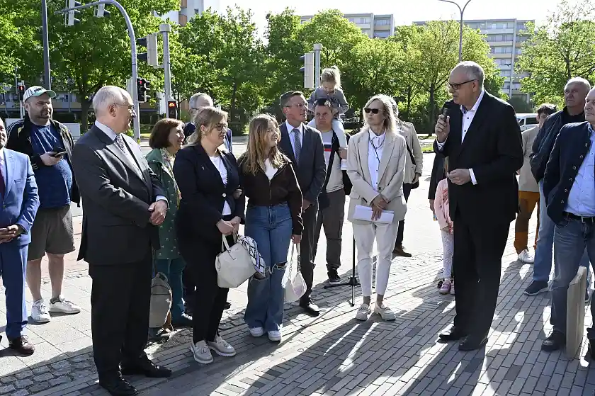 Bürgermeister Andreas Bovenschulte ehrt in einer Rede das Wirken Pawel Adamowicz. Foto: Senatspressestelle