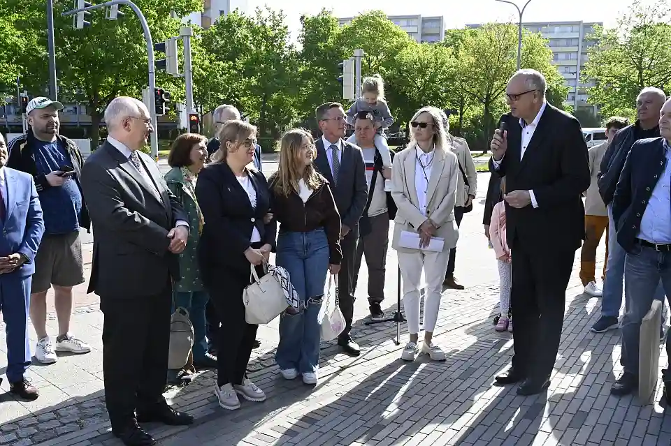 Bürgermeister Andreas Bovenschulte ehrt in einer Rede das Wirken Pawel Adamowicz. Foto: Senatspressestelle