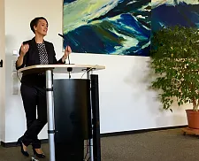 Senatorin Dr. Claudia Bogedan heißt die angehenden Lehrkräfte willkommen: „Sie werden gebraucht. Ich freue mich sehr, dass ich in so viele Gesichter blicken kann“