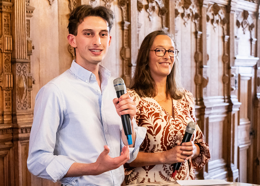 Als Gast war auch Hendrik Ridder (l.), Jugend forscht-Bundessieger aus Bremen (2022) anwesend. Er berichtete gemeinsam mit Wettbewerbsleiterin Claudia Teschner (r.) von seiner Erfahrung und lobte das Netzwerk, die Partnerunternehmen und die Jungforschenden. 