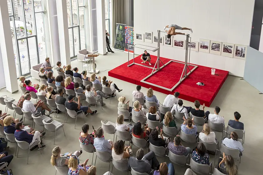 Kraftakt Hood-Training – eine grandiose Show in der Bürgerschaft