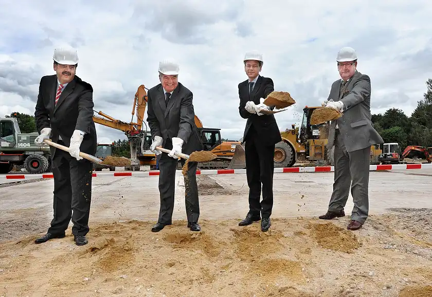 Andreas Heyer (WFB), Professor Joachim Treusch, Präsident der Jacobs University Bremen, Wirtschaftssenator Martin Günthner und Lex de Lange von der Zernike Group gaben mit dem Spatenstich das Startsignal für den Science Park in Bremen-Nord.