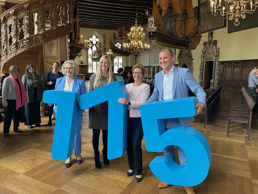 Senatorin Dr. Claudia Schilling (2. von rechts) und Staatsrätin Kirsten Kreuzer (2. von links) gratulieren Ute Schneider Smietana, Vorstandssprecherin der Inneren Mission, und Thomas Krebs, kaufmännischer Vorstand. Foto: SozialressortSenatorin Dr. Claudia Schilling (2. von rechts) und Staatsrätin Kirsten Kreuzer (2. von links) gratulieren Ute Schneider Smietana, Vorstandssprecherin der Inneren Mission, und Thomas Krebs, kaufmännischer Vorstand. Foto: Sozialressort