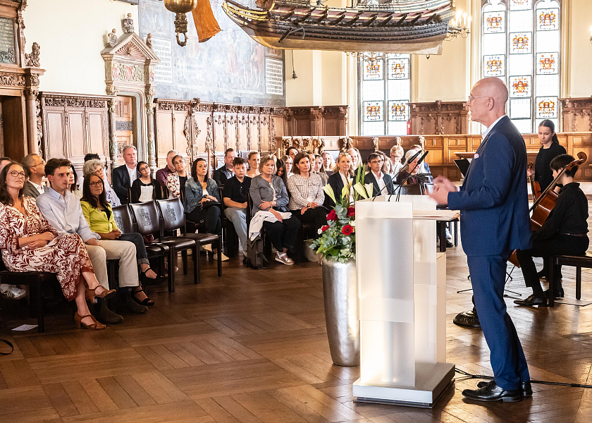 Staatsrat Torsten Klieme würdigte in Vertretung für Kinder- und Bildungssenator Mark Rackles die herausragenden Forschungsideen der Landessieger und -siegerinnen des Wettbewerbs Jugend forscht im Rahmen eines Senatsempfangs in der Oberen Rathaushalle. 
