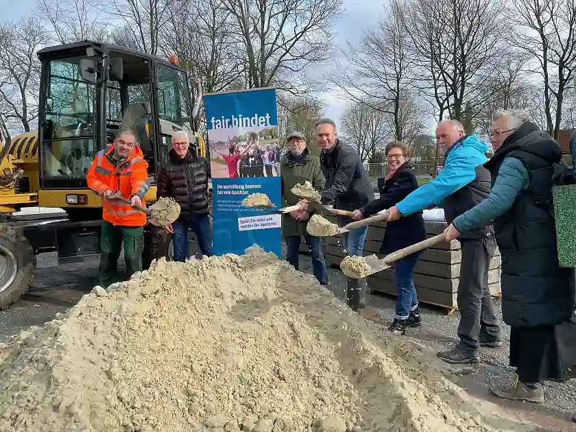 Schaufeln an für gute Bauarbeiten (v.l.): Jörn Schmitt (Firma Grönloof), Marek Kepinski (Jugendtreff Blockdiek), Beiratssprecher Wolfgang Haase, Lars Figura (Vorstand Sportstiftung), Senatorin Claudia Schilling, Rolf Hoffmann (Sonntagsspielgruppe) und Elke Jungbluth (Fachdienst Spielraumförderung). Foto: Sozialressort