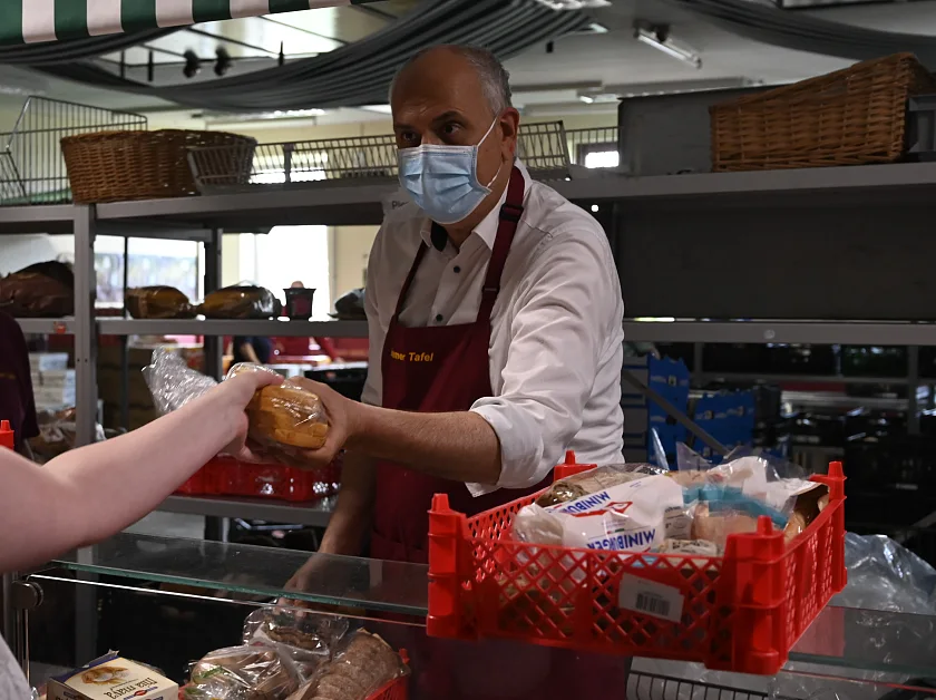 Packte mit an: Bürgermeister Andreas Bovenschulte bei der Essensausgabe. Foto: Senatspressestelle