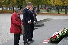 Der deutsche Botschafter in Warschau, Rolf Nikel, Senator Martin Günthner und Marian Turski, Warschauer Museum der polnischen Juden, bei der Kranzniederlegung (v.r.)