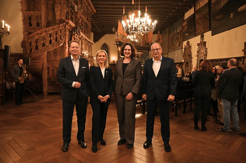 (v.r.n.r.) Stanislav Protasov, Präsident der Constructor University, Wissenschaftssenatorin Kathrin Moosdorf, Jutta Günther, Rektorin der Universität Bremen, und Peter Hoedemaker, Vorstandsvorsitzender der Unifreunde in der Oberen Halle des Rathauses während des Neujahrsempfanges 2025 der Unifreunde.