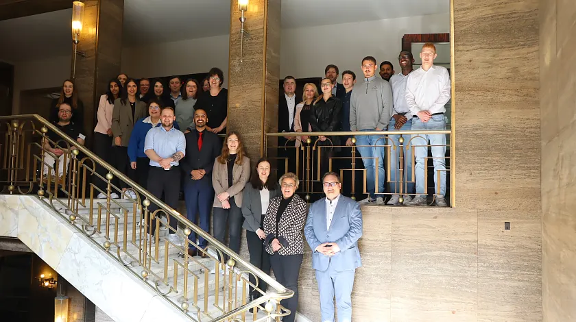 Gruppenfoto: Finanzsenator Björn Fecker mit dem neuen Jahrgang des Studiengangs Studiengang Public Administration an der Hochschule Bremen.