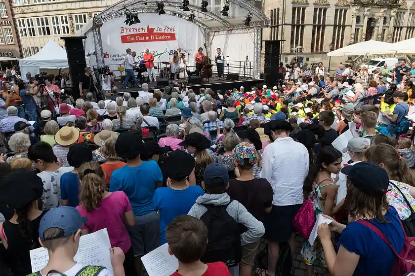So sah es 2018 auf dem Marktplatz aus: „Bremen so frei – ein Fest in 11 Liedern“ | Foto Patric Leo