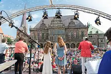 Schulklassen, Chöre und weitere singfreudige Menschen auf dem Marktplatz | Foto: Patric Leo