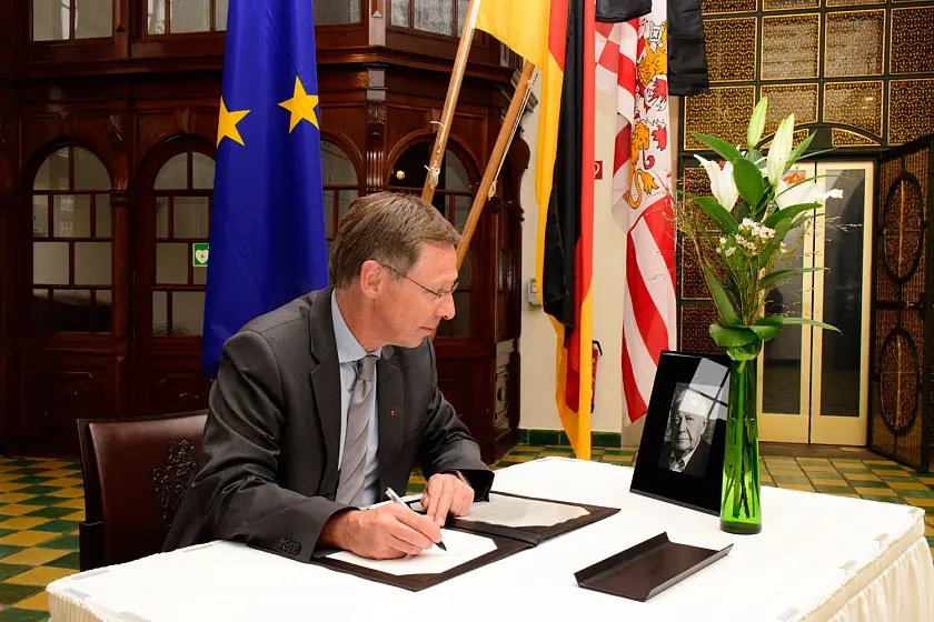 Bürgermeister Carsten Sieling beim Eintrag in das Kondolenzbuch