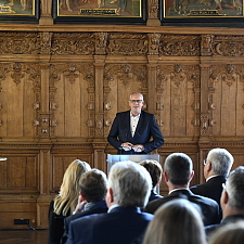 Bremens Bürgermeister Andreas Bovenschulte bei seiner Begrüßungsrede. Foto: Senatspressestelle