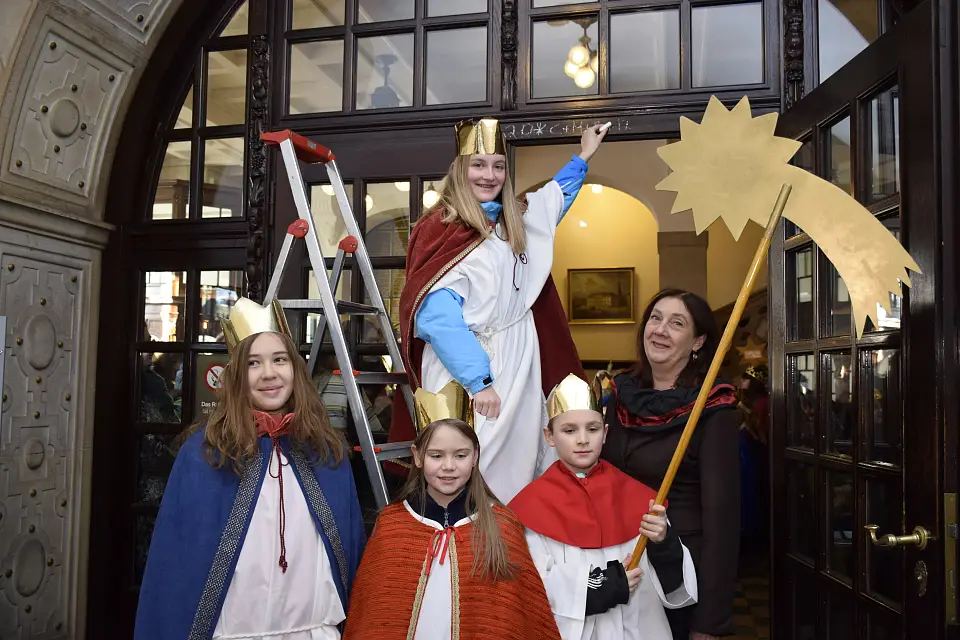 Bürgermeisterin Karoline Linnert mit Sternsingern im Rathaus