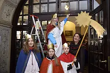 Bürgermeisterin Karoline Linnert mit Sternsingern im Rathaus