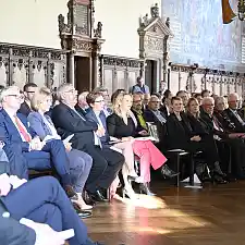 v.l.n.r.: Präses der Handelskammer Eduard Dubbers-Albrecht, Radio Bremen-Intendantin Yvette Gerner, Bremerhavens Oberbürgermeister Melf Grantz, Wissenschaftssenatorin Claudia Schilling, AWI-Direktorin Antje Boetius, Judith Pirscher (Staatssekretärin im Bundesministerium für Bildung und Forschung), Bürgermeisterin Maike Schaefer, Prof. Dr. Gotthilf Hempel (Gründungsdirektor vom AWI)  Foto: Senatspressestelle