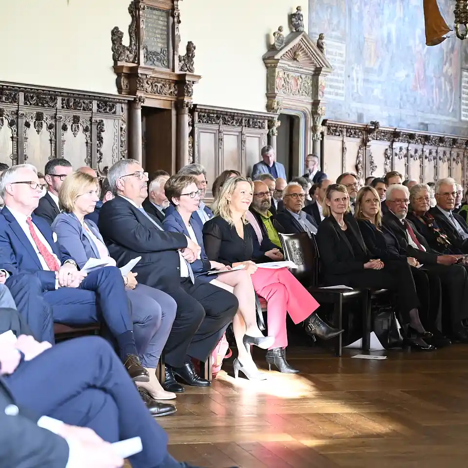 v.l.n.r.: Präses der Handelskammer Eduard Dubbers-Albrecht, Radio Bremen-Intendantin Yvette Gerner, Bremerhavens Oberbürgermeister Melf Grantz, Wissenschaftssenatorin Claudia Schilling, AWI-Direktorin Antje Boetius, Judith Pirscher (Staatssekretärin im Bundesministerium für Bildung und Forschung), Bürgermeisterin Maike Schaefer, Prof. Dr. Gotthilf Hempel (Gründungsdirektor vom AWI)  Foto: Senatspressestelle