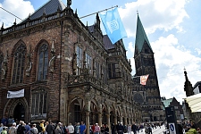 UNESCO-Flagge am Rathaus und Besucherandrang