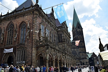 UNESCO-Flagge am Rathaus und Besucherandrang