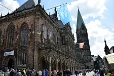 UNESCO-Flagge am Rathaus und Besucherandrang