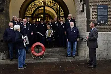 Singen für den Weihnachtsmarkt: Der "Beckedorfer Schifferknoten" und Bürgermeister Carsten Sieling
