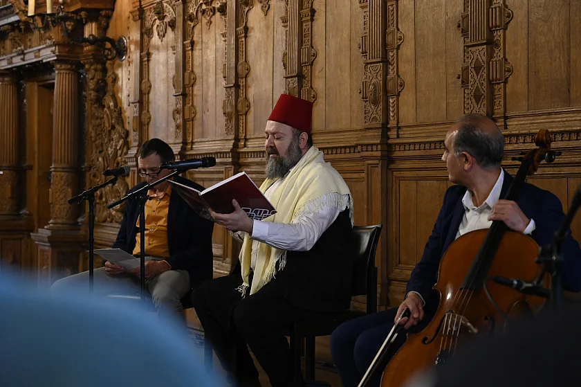Feierliche Eröffnung des Funun-Festivals. Personen (v.l.n.r.): Bernd Graul, Übersetzer; Bassam Dawood, Schauspieler; Athil Hamdan, Cellist. Quelle: Senatspressestelle