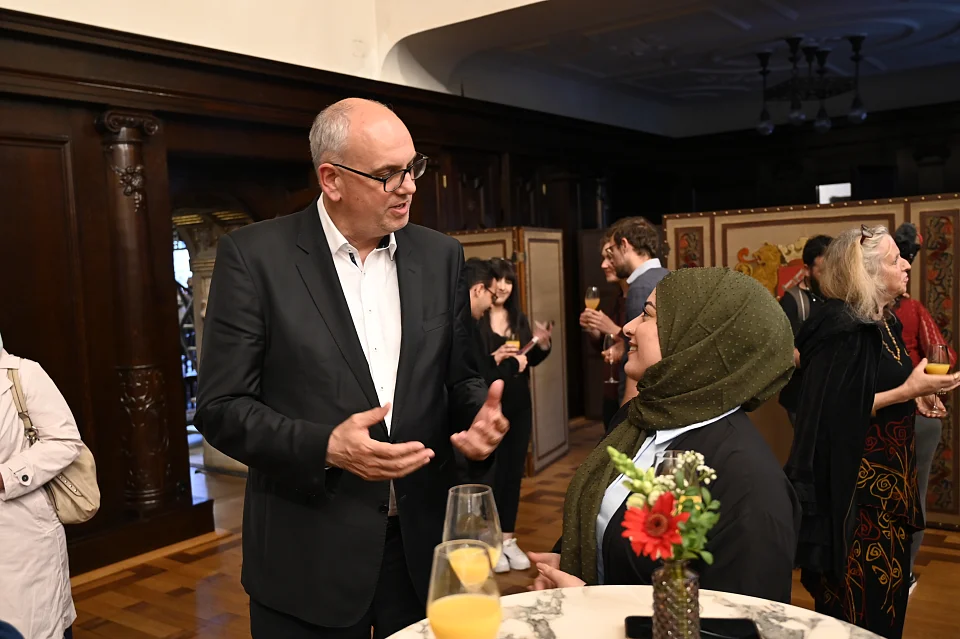 Bürgermeister Andreas Bovenschulte kam im Anschluss an die feierliche Eröffnung mit den Gästen ins Gespräch. Quelle: Senatspressestelle