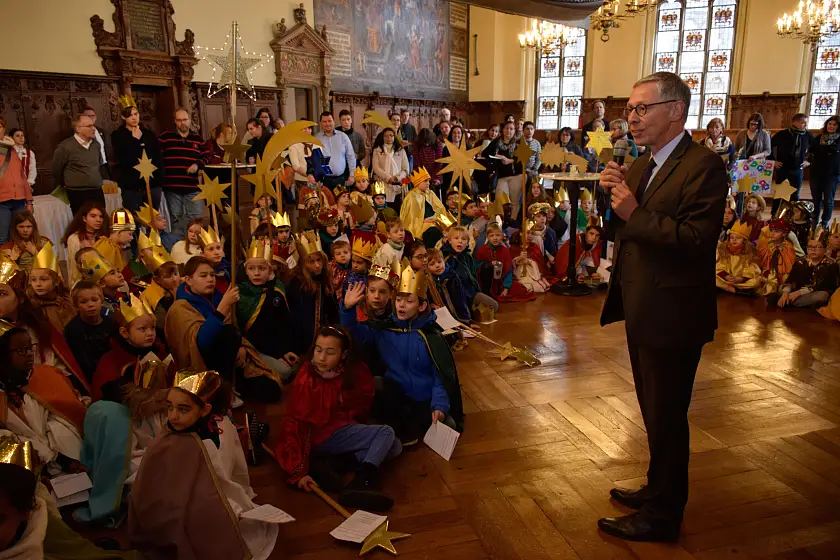Bürgermeister Carsten Sieling begrüßte die Sternensinger in der Oberen Rathaushalle