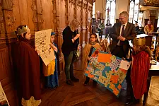 So soll es sein: Die Sternensinger stellen ihre "kindgerechten" Tagesabläufe dar. Mit im Bild Fabienne Torst, Jugenddekanatsreferentin für die katholischen Gemeinden in Bremen