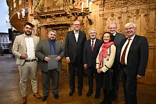 Fatih Mürtezaoğlu, Şaban Yabaş, Bürgermeister Andreas Bovenschulte, Hacı Mehmet Yabaş, Elvira Noa, Pastor Dr. Bernd Kuschnerus und Propst Dr. Bernhard Stecker. Foto: Senatspressestelle