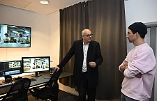 Wie der Ablauf in der Postproduktion bei Kinescope abläuft, lässt sich Bürgermeister Bovenschulte von Till Reinken, Supervisor Postproduktion, erklären. Foto: Senatspressestelle