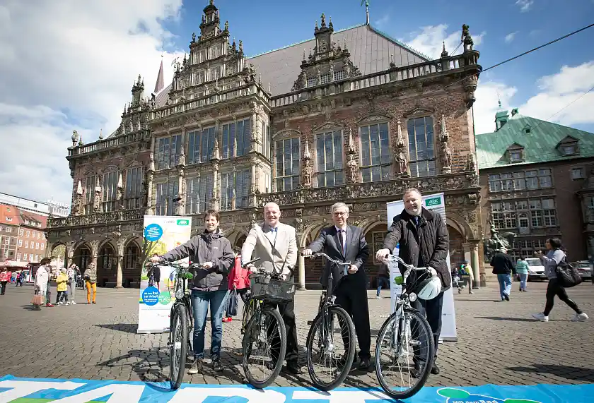 v.l.n.r. Silke Mai (stellvertr. Vorsitzende des ADFC-Landesverband Bremen e.V.), Sven Eckert (Geschäftsführer ADFC Landesverband Bremen e.V.), Bürgermeister Carsten Sieling und Jörg Twiefel, (Stellvertreter des Vorstandes AOK Bremen/ Bremerhaven). Foto: AOK / Jens Lehmkühler