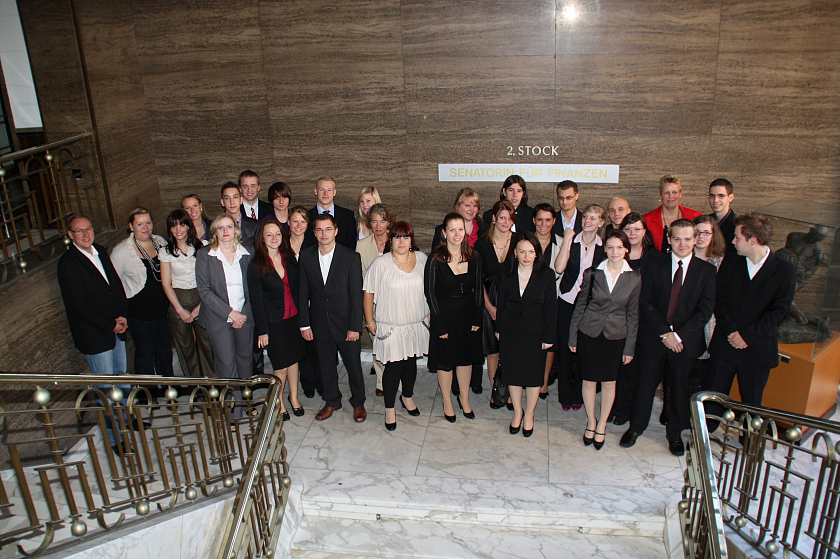 Die erfolgreichen Auszubildenden zusammen mit der Abteilungsleiterin Dr. Anke Saebetzki und Burckhard Radtke vom Gesamtpersonalrat 