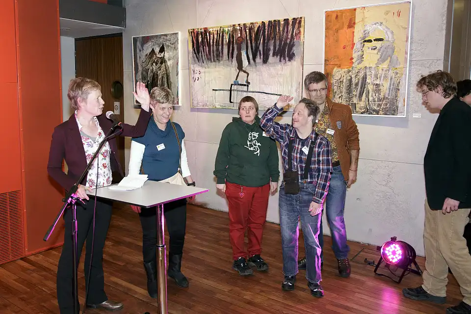 Freuen sich über eine sehenswerte Ausstellung: Hellena Harttung von Blaumeier e.V. und Künstlerinnen und Künstler