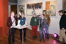 Freuen sich über eine sehenswerte Ausstellung: Hellena Harttung von Blaumeier e.V. und Künstlerinnen und Künstler