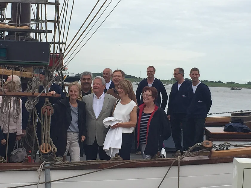 Prof. Karin Lochte vom Alfred-Wegener-Institut, Bremerhavens Oberbürgermeister Melf Grantz, Bundespräsident Joachim Gauck, der Präsident des Bremer Senats, Carsten Sieling u.v.a. auf der Sail 2015 in Bremerhaven (v.l.)